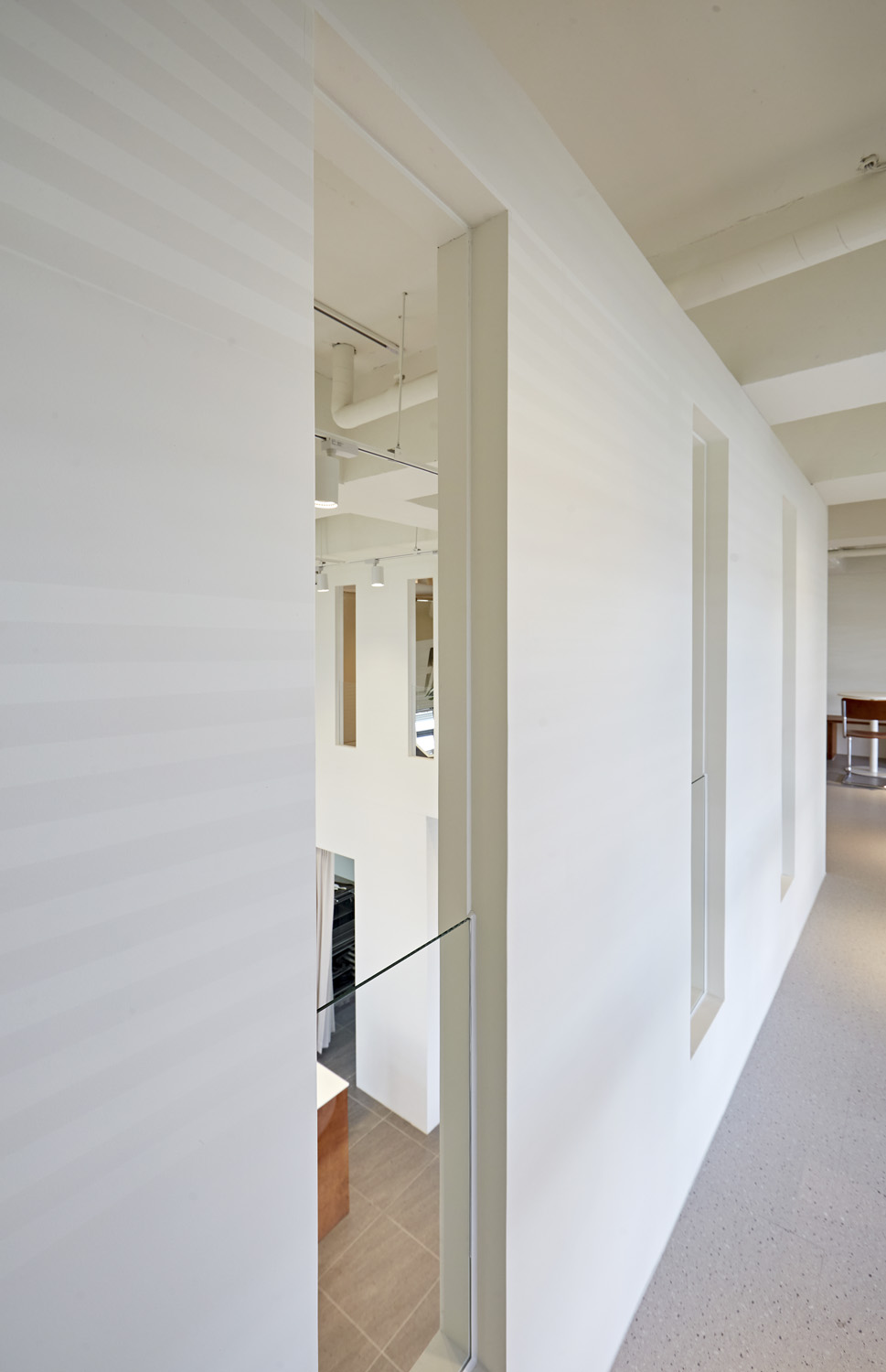 28 平极简双层咖啡馆，展现白色与木纹之美-19