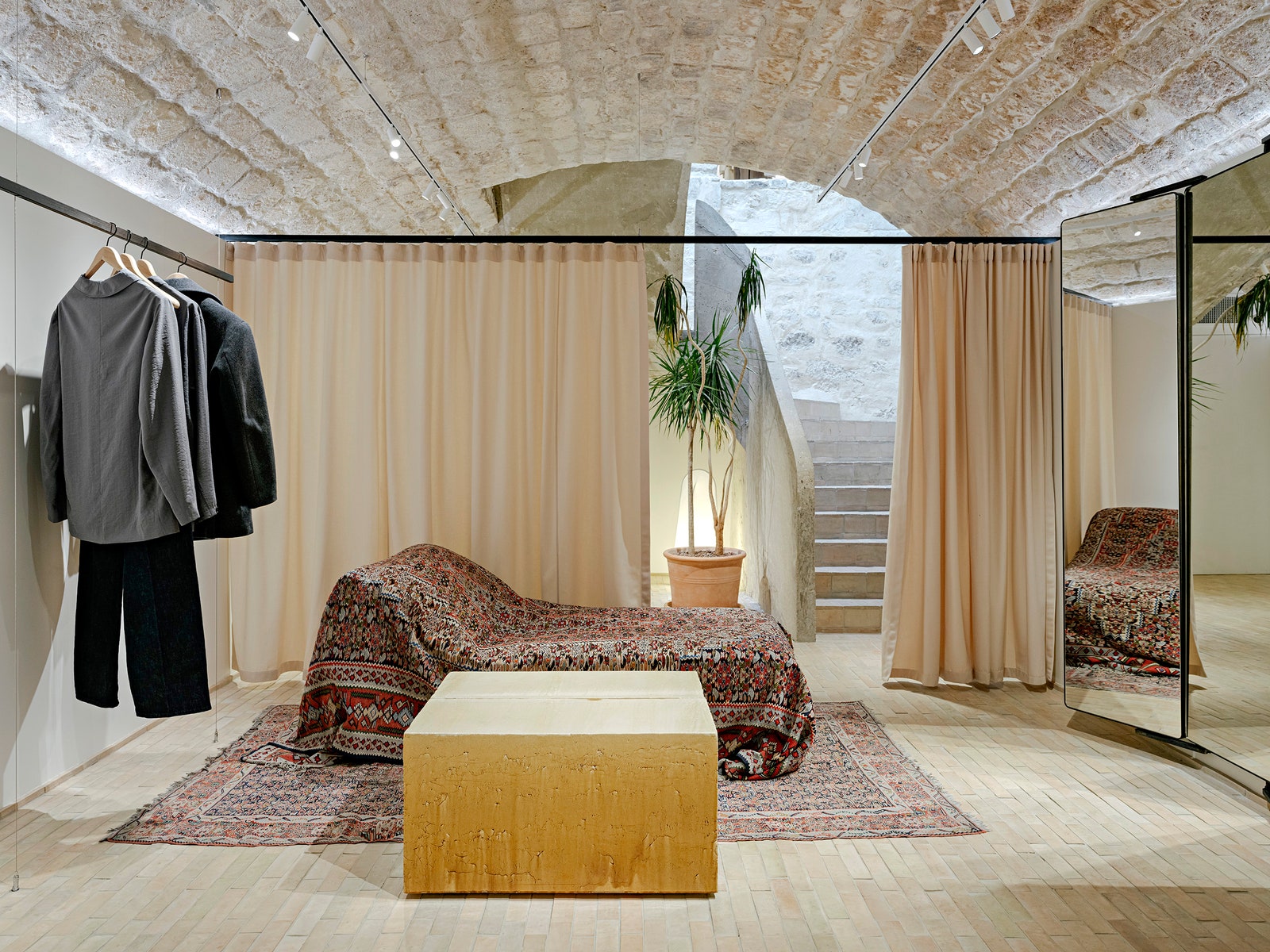 Les grandes maisons de mode investissent dans le design | AD Magazine-7