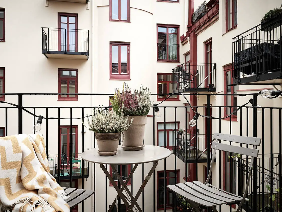 暗调小公寓 | 玻璃墙后的宁静角落-20