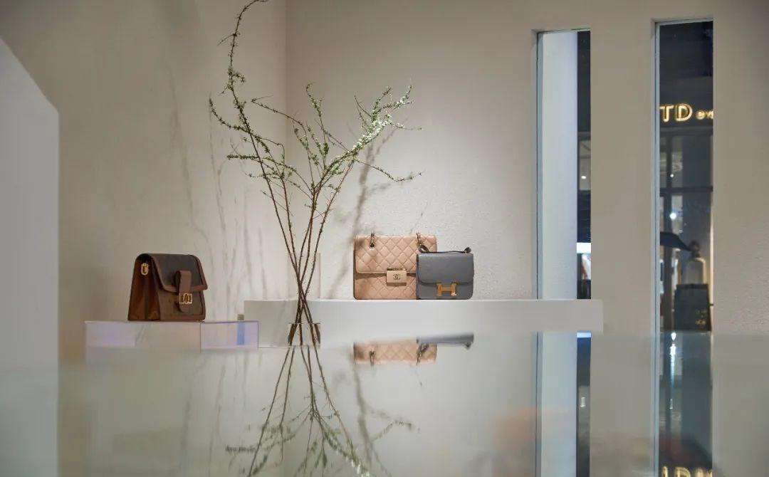 AO×DESIGN 奢侈品店的悬浮桥梁设计-5