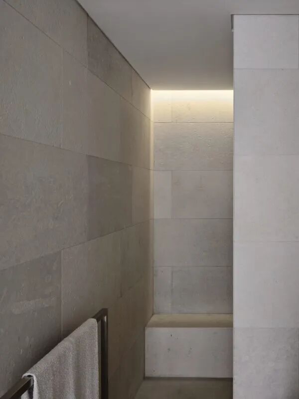 光影与匠心交织：菲利普·马西森的都市静谧栖居-14