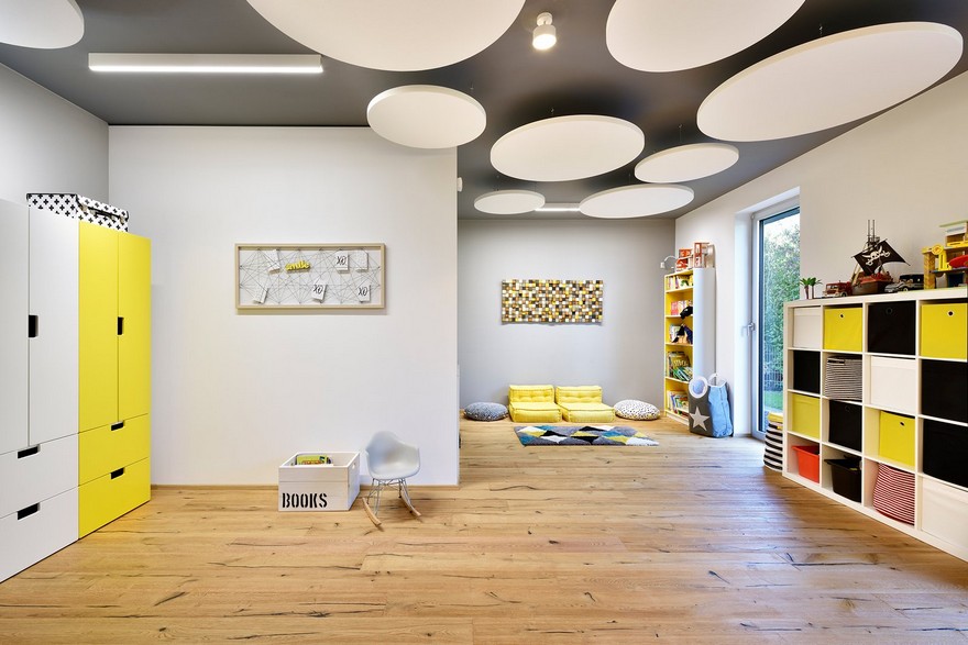 Modern Nurnberg House with Open Living Area, Fireplace and Glass Facade-14