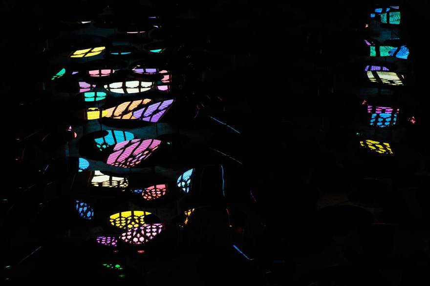 彩光舞影 | 英国艺术家 Liz West 打造彩色镜面装置艺术-39