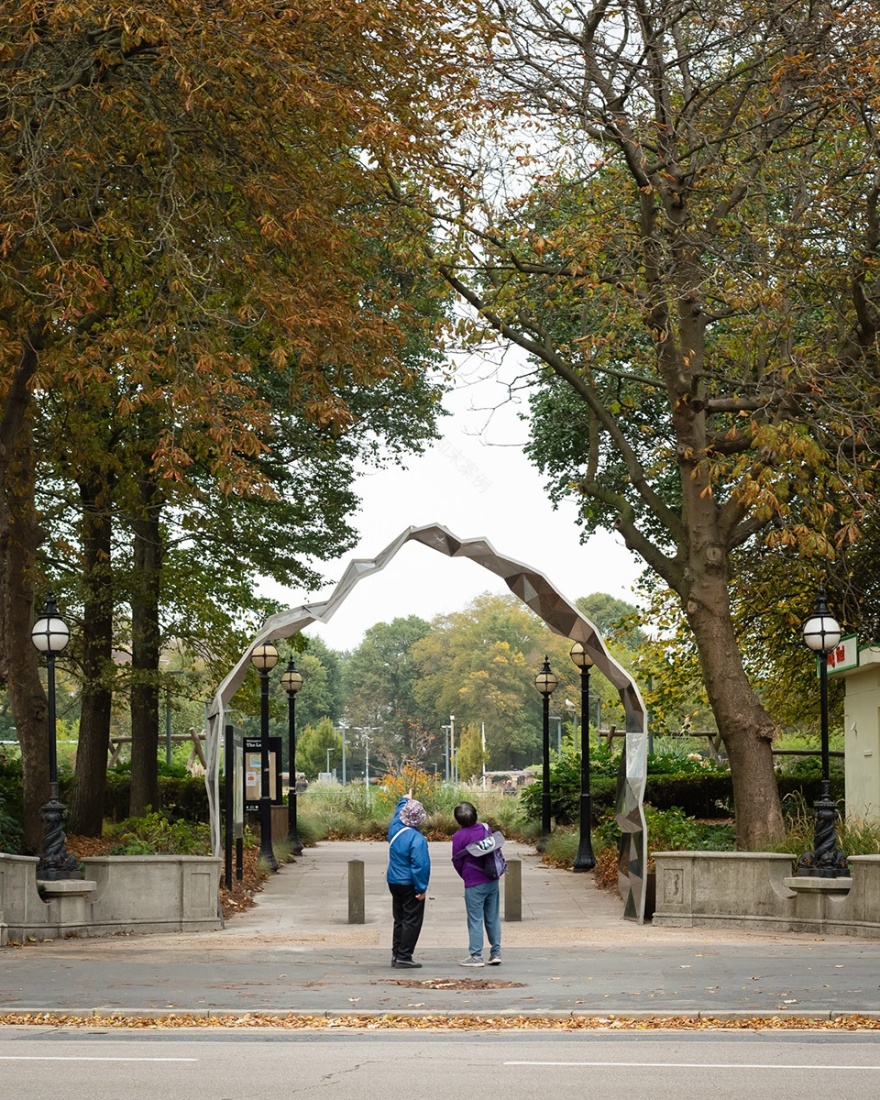 英国公园“偶然事件”拱门设计,历史人物穿孔唤起时空对话-0