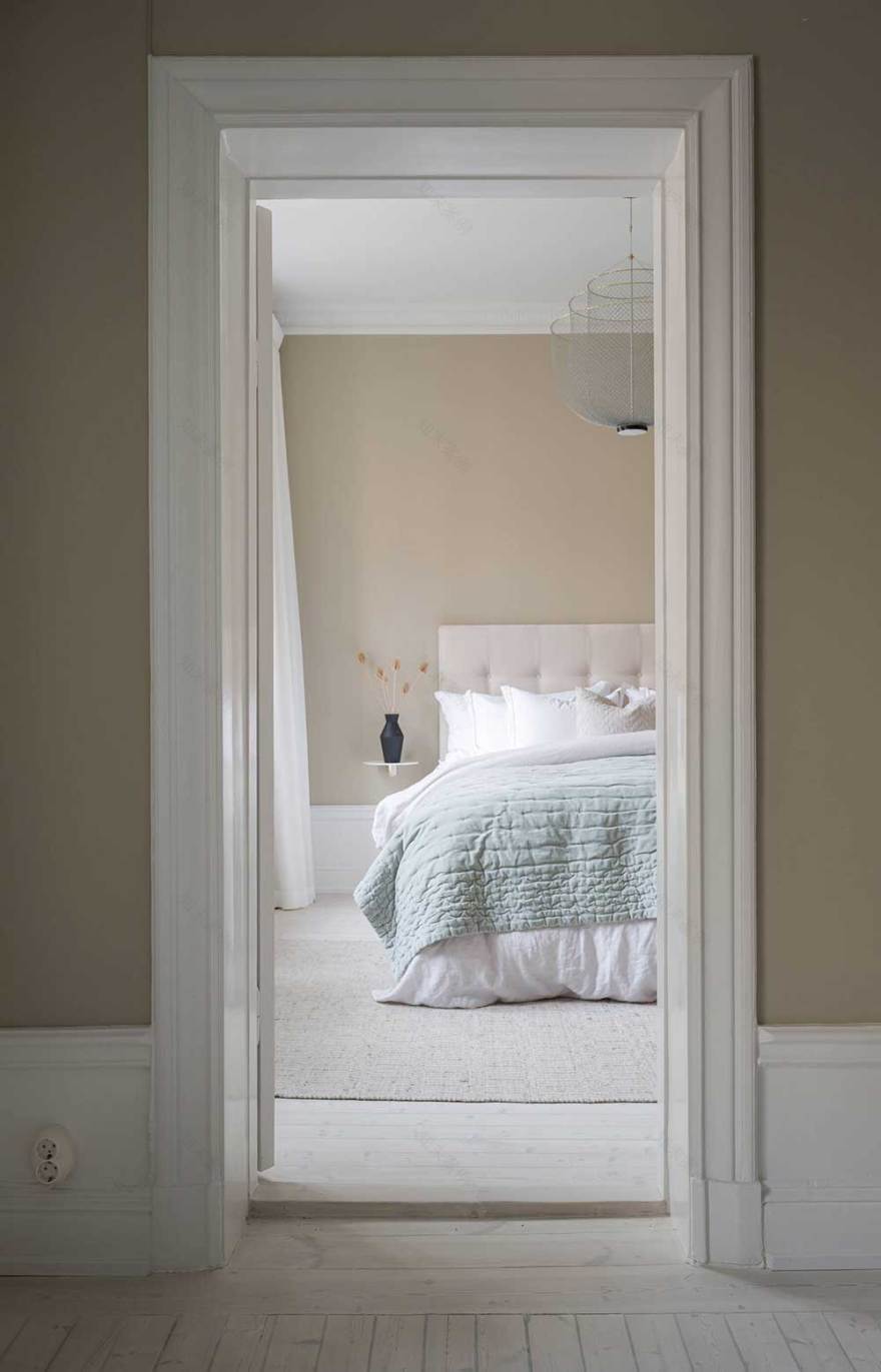 平静与宁静:斯德哥尔摩精致的单色公寓-24