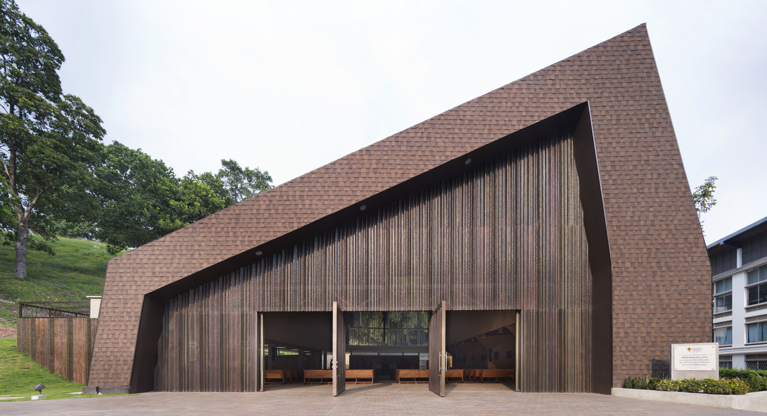 折叠屋顶下的绿意教堂-9