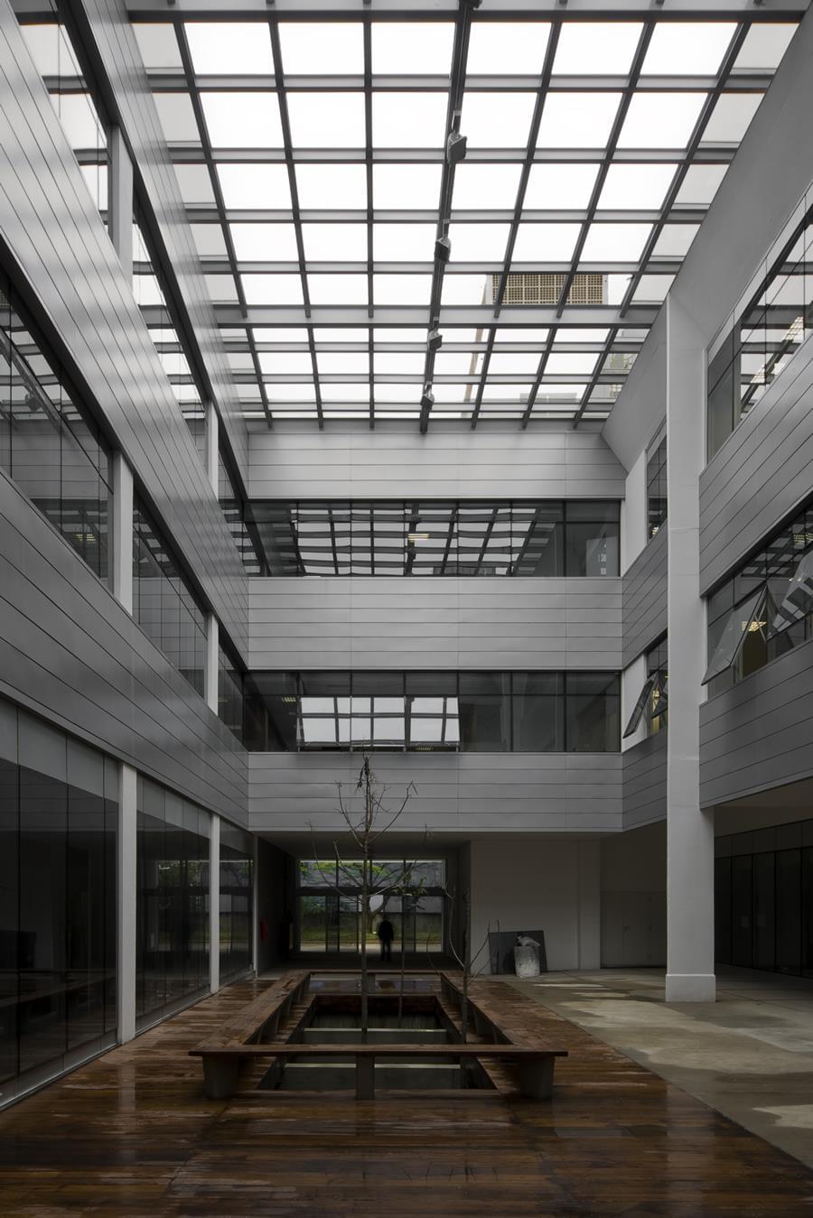 巴西 Metropole Arquitetos 打造独特 U 型庭院商业建筑-5