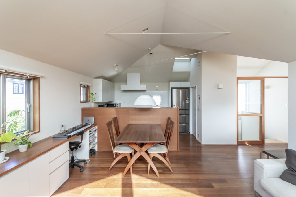 別荘地のように静かで緑に囲まれた家　緑と空の見える図書室でゆったりと本を読んで過ごす | Architecture | 100%LiFE-15