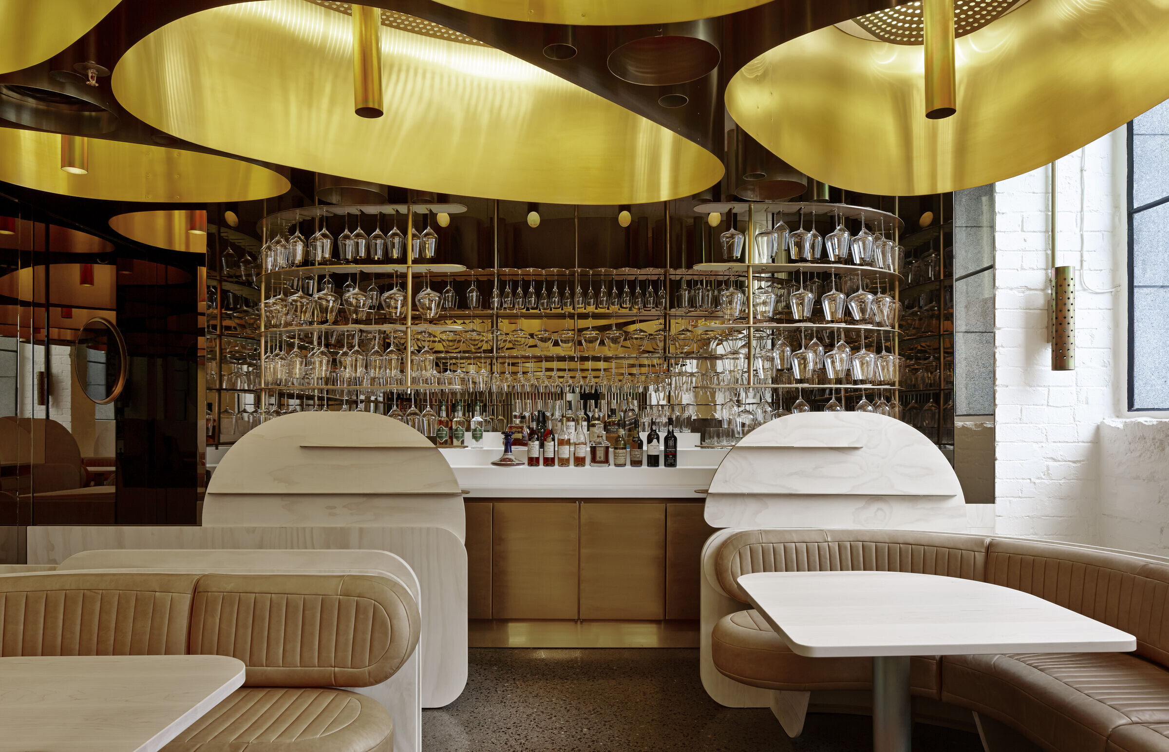 弧形纤维玻璃塑造的音响餐厅——墨尔本“Press Club”-17