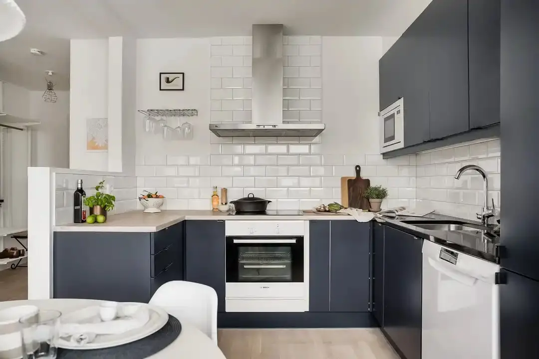 瑞典马尔默 54m2 公寓 | 玻璃卧室与温馨海景-10