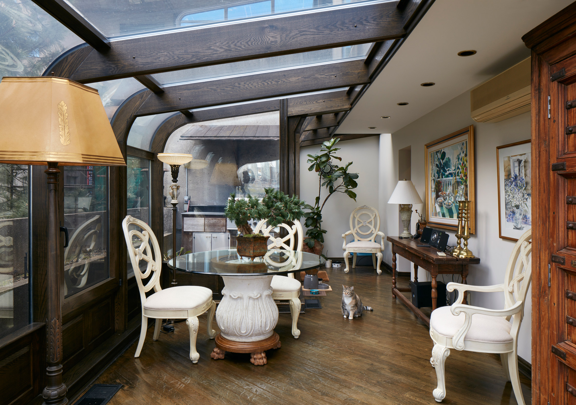 Photographs capture cats, laundry and everyday life in Moshe Safdie's Habitat 67-16