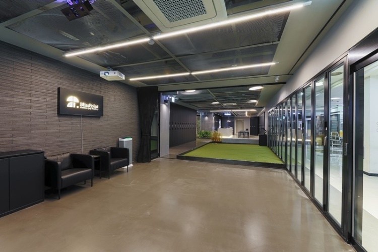 180 度全景高尔夫练习场 | 现代简约的室内设计魅力-10