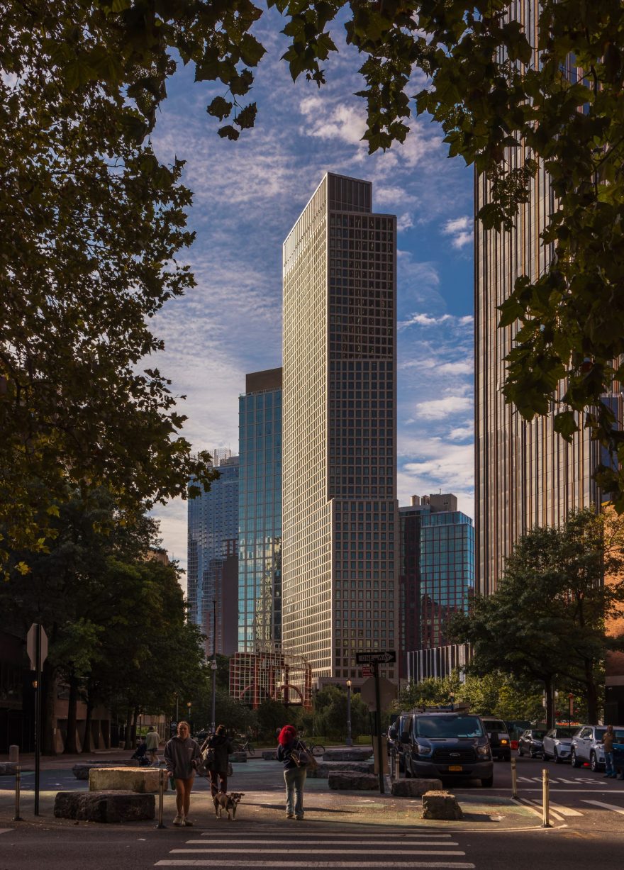 小溪;小河 (注:Brook常见释义为小溪;小河 ,这里The Brook可直接翻译为小溪或小河 ,一般结合语境来更精准确定是哪种较小的水流形态,但仅这短语本身两个释义都较合理,此处给出两个常见释义供参考,若严格按要求避免‘或’字,单独选小溪 亦可 )
如果非要最严格符合唯一结果要求,选:小溪 丨美国纽约-7