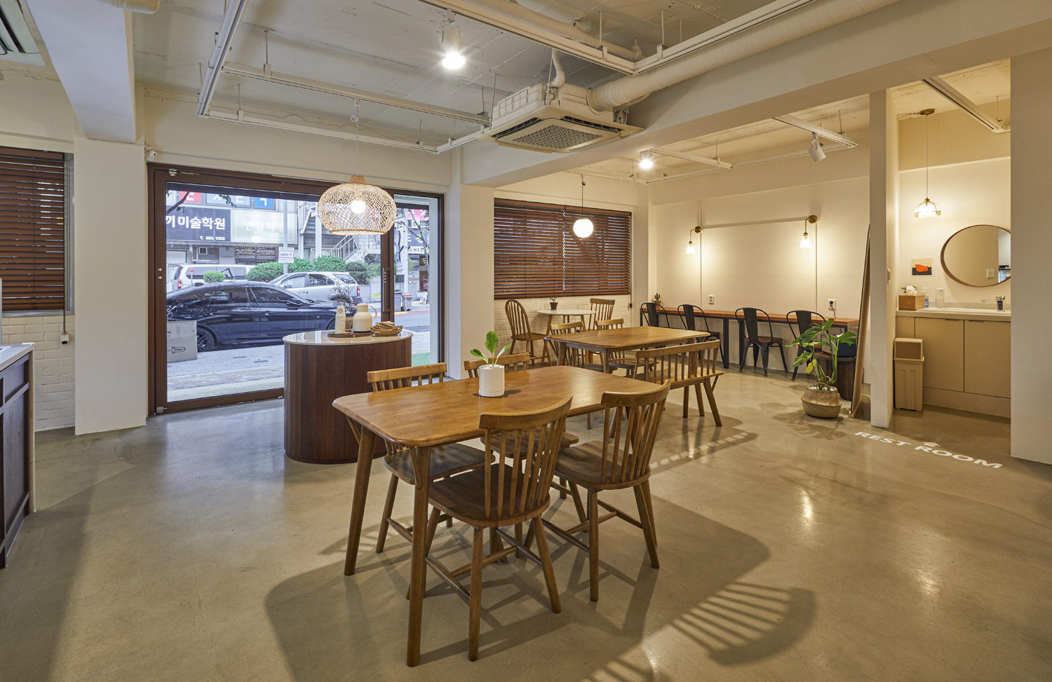 25 坪简约咖啡厅，诠释白色与原木的温馨魅力-7