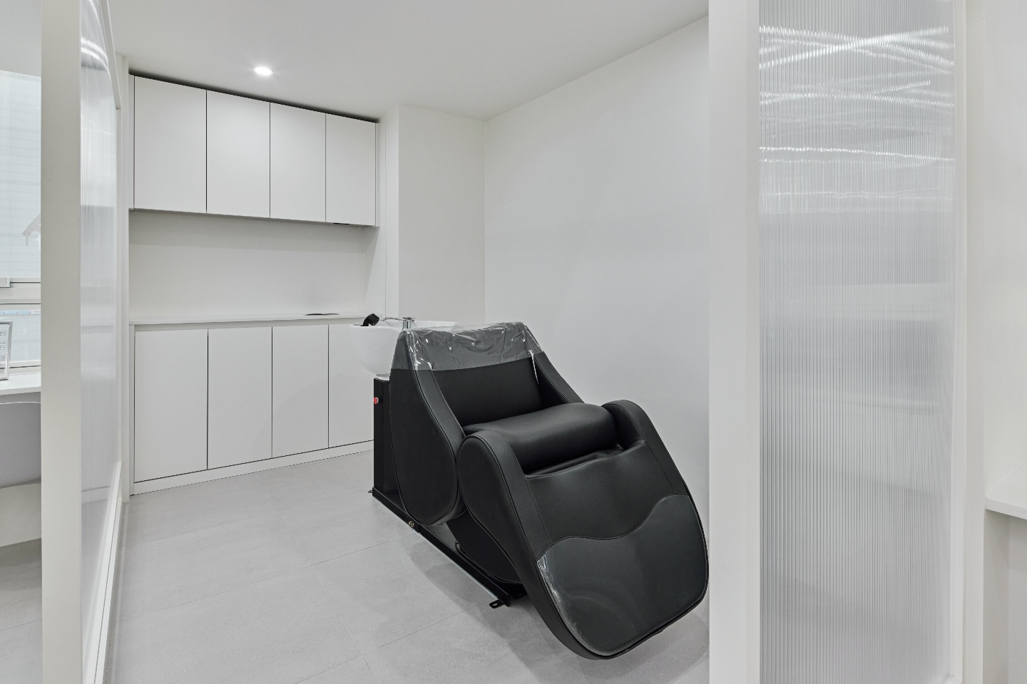 白色调高级美容沙龙，打造舒适私密空间-17