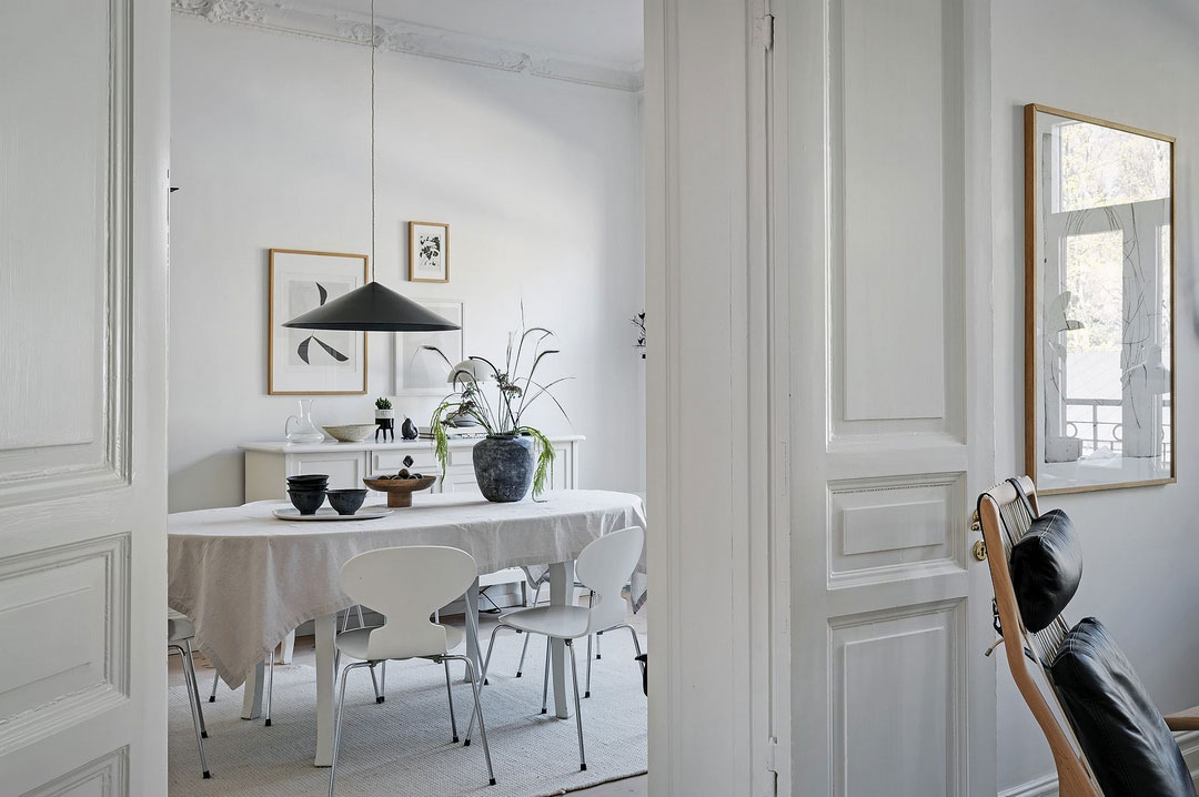 斯堪的纳维亚风格公寓的亮丽条纹沙发-12