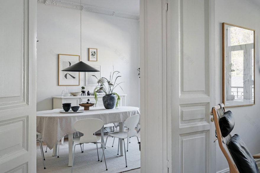 斯堪的纳维亚风格公寓的亮丽条纹沙发-12