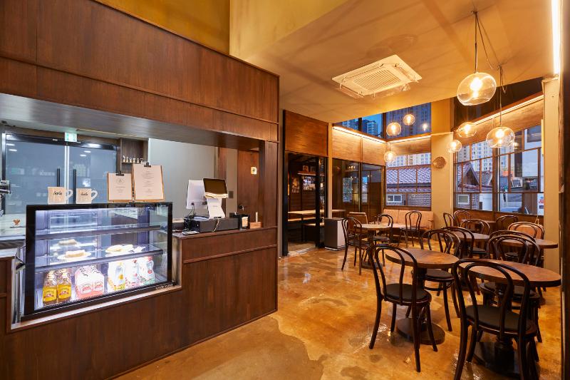 温馨 16 坪咖啡厅，明亮色彩与照明营造舒适氛围-11