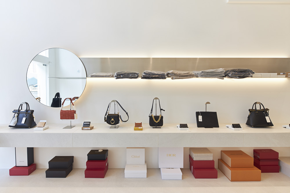 14 平米极简服装店设计 | 舒适现代的空间体验-7