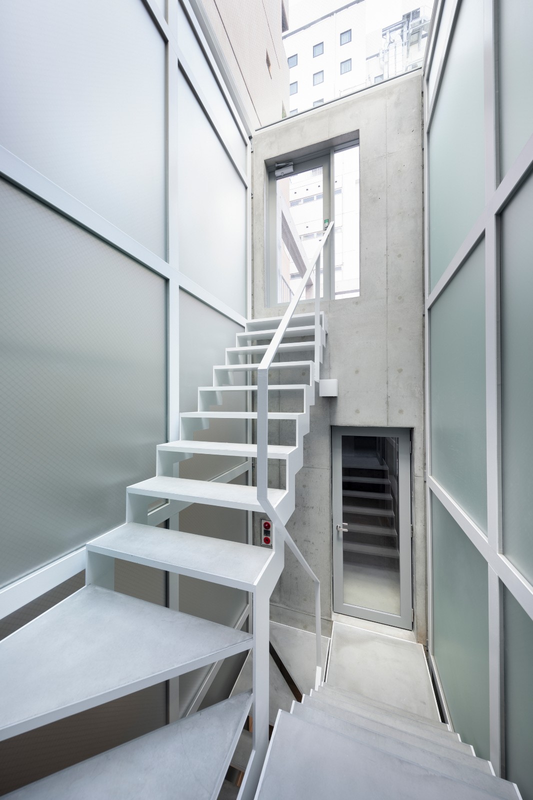 东京银座极简住宅,巷弄间的天空之光-10