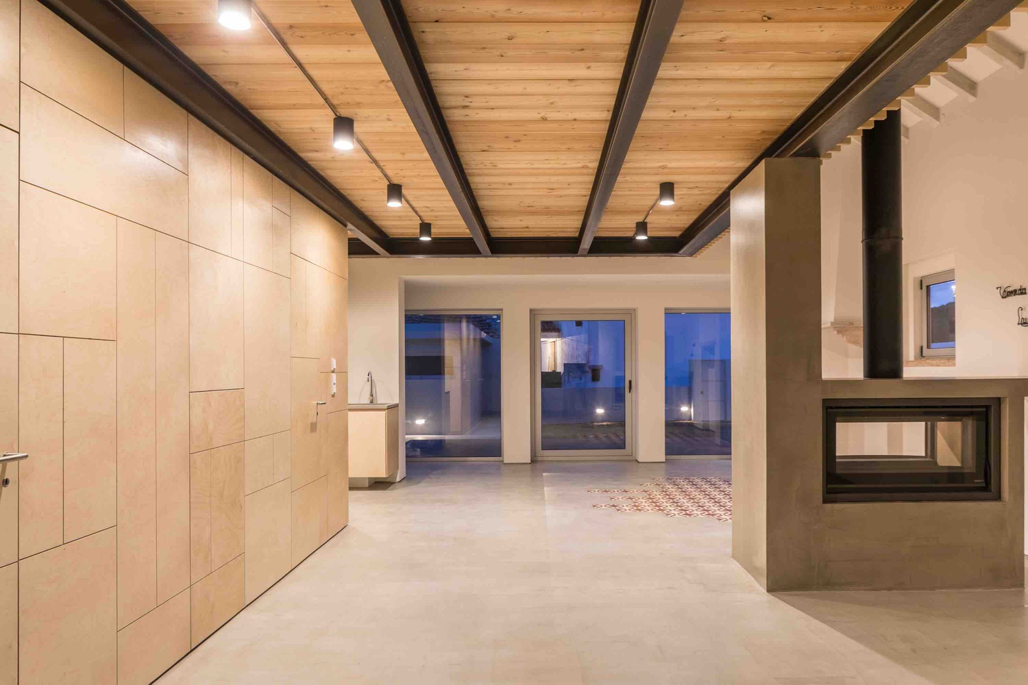 葡萄牙特拉法里亚度假屋 | 木质分隔打造舒适私密空间-33