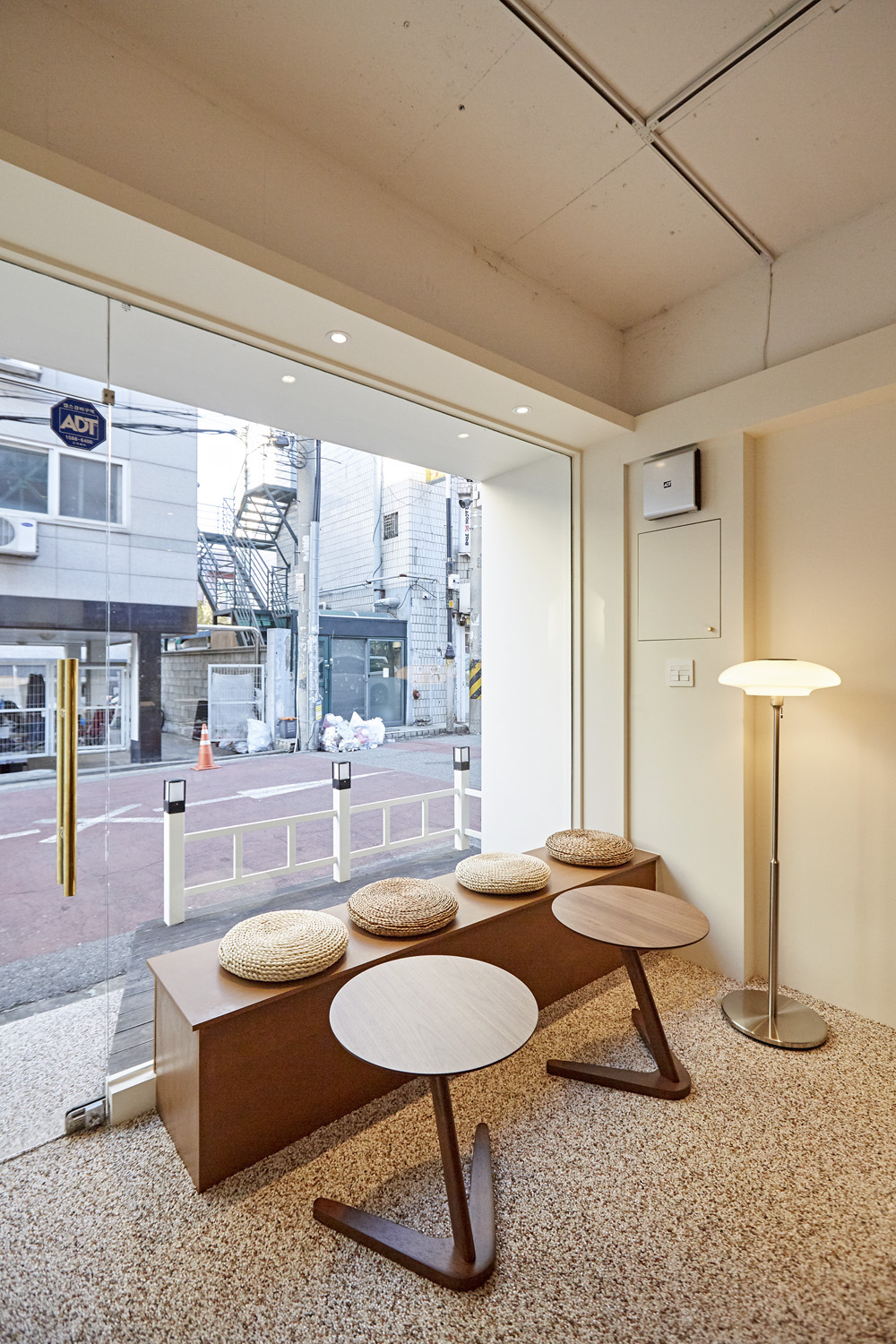 十平米简约咖啡馆，Manoah 诠释白色与木质魅力-9