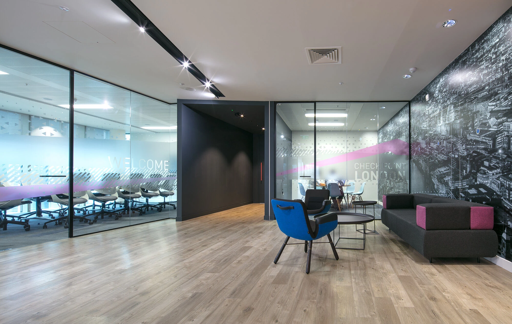 全球 70 个办公室的统一设计风格-31