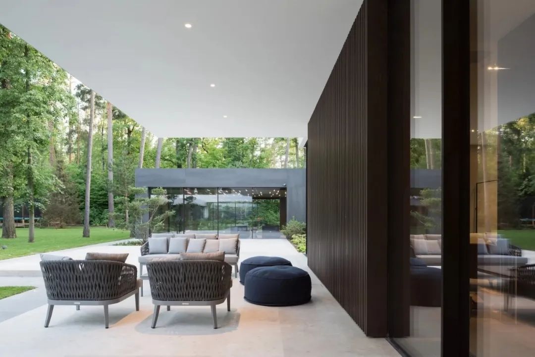 莫斯科郊区别墅，极简美学与自然融合的典范-20