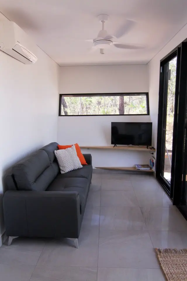 废旧集装箱变身时尚度假屋-3