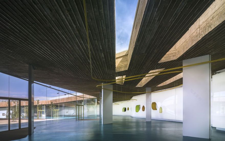 西班牙乡村大地上的悬浮会议中心-8