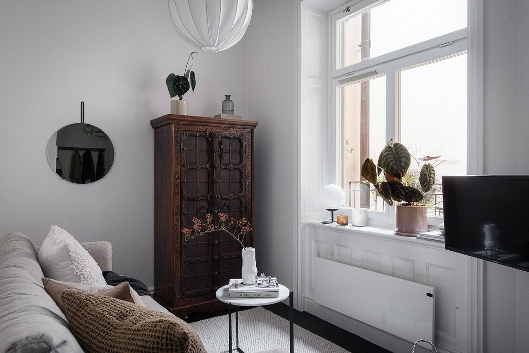 瑞典 42 平米奇趣公寓 | 彩绘玻璃门与黑色木地板的创意设计-4