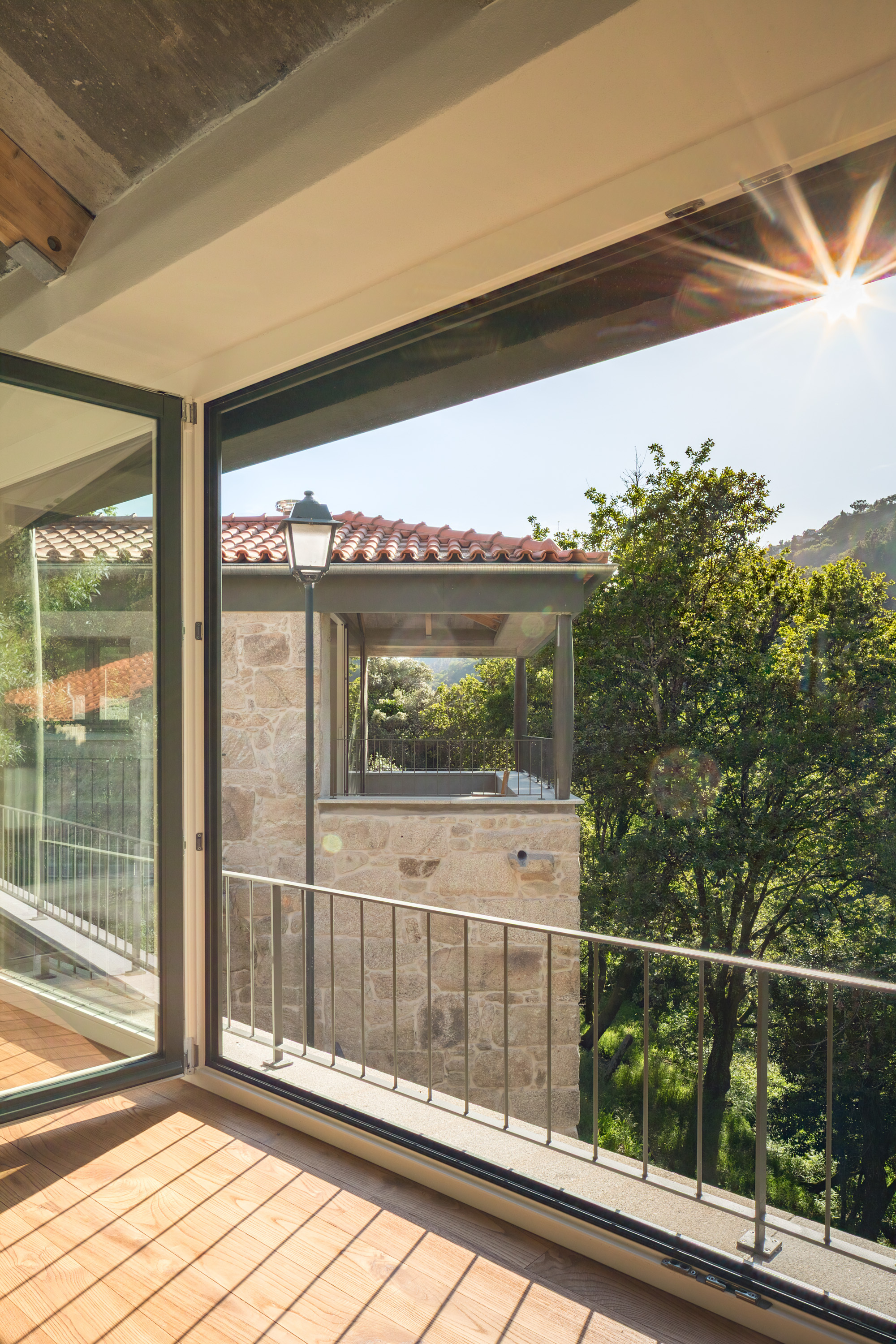 姊妹屋;姊妹楼(需结合具体语境确定最合适的表达,这里假设在描述建筑等场景下) 丨葡萄牙丨oitoo-34