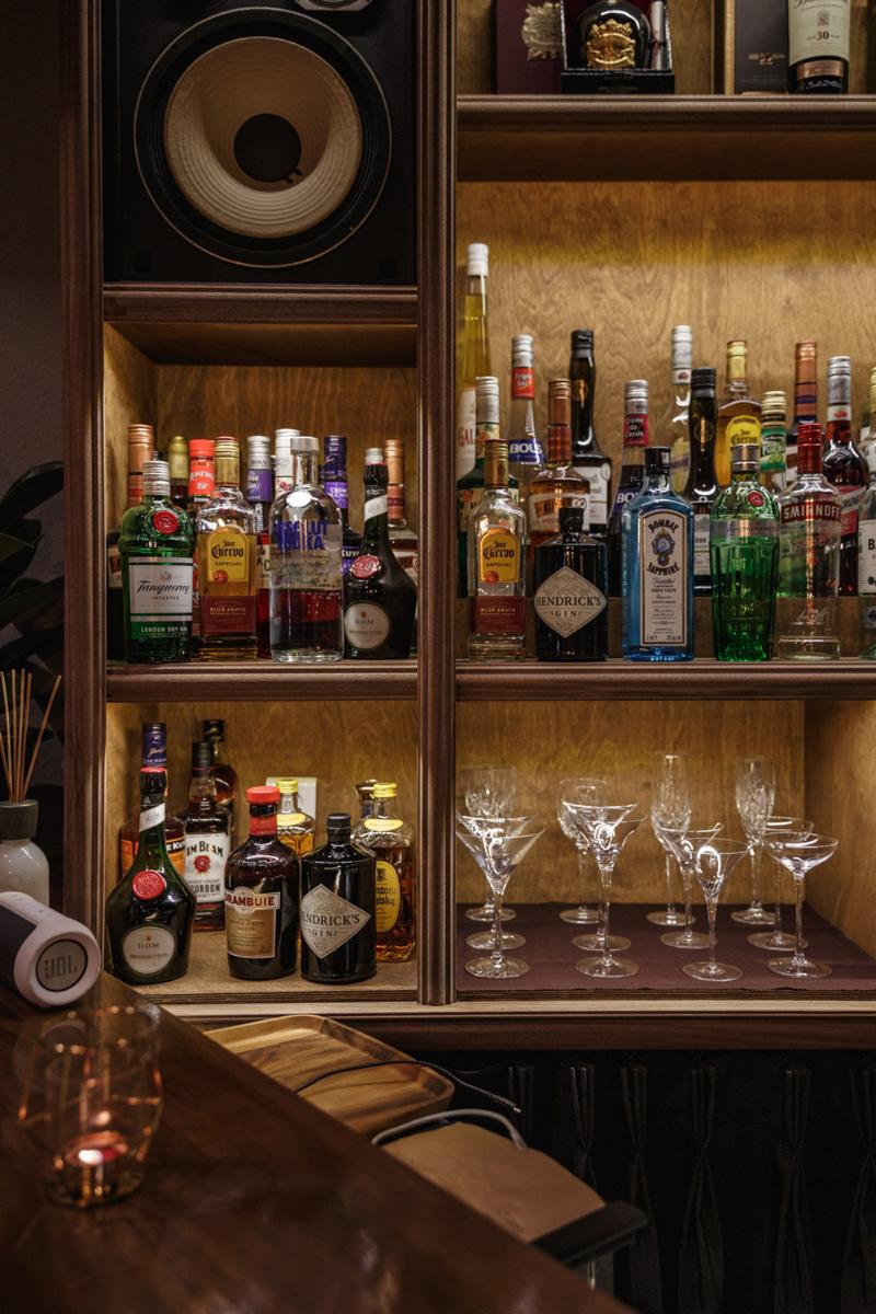 照明点缀的十平米温馨小酒吧设计-12