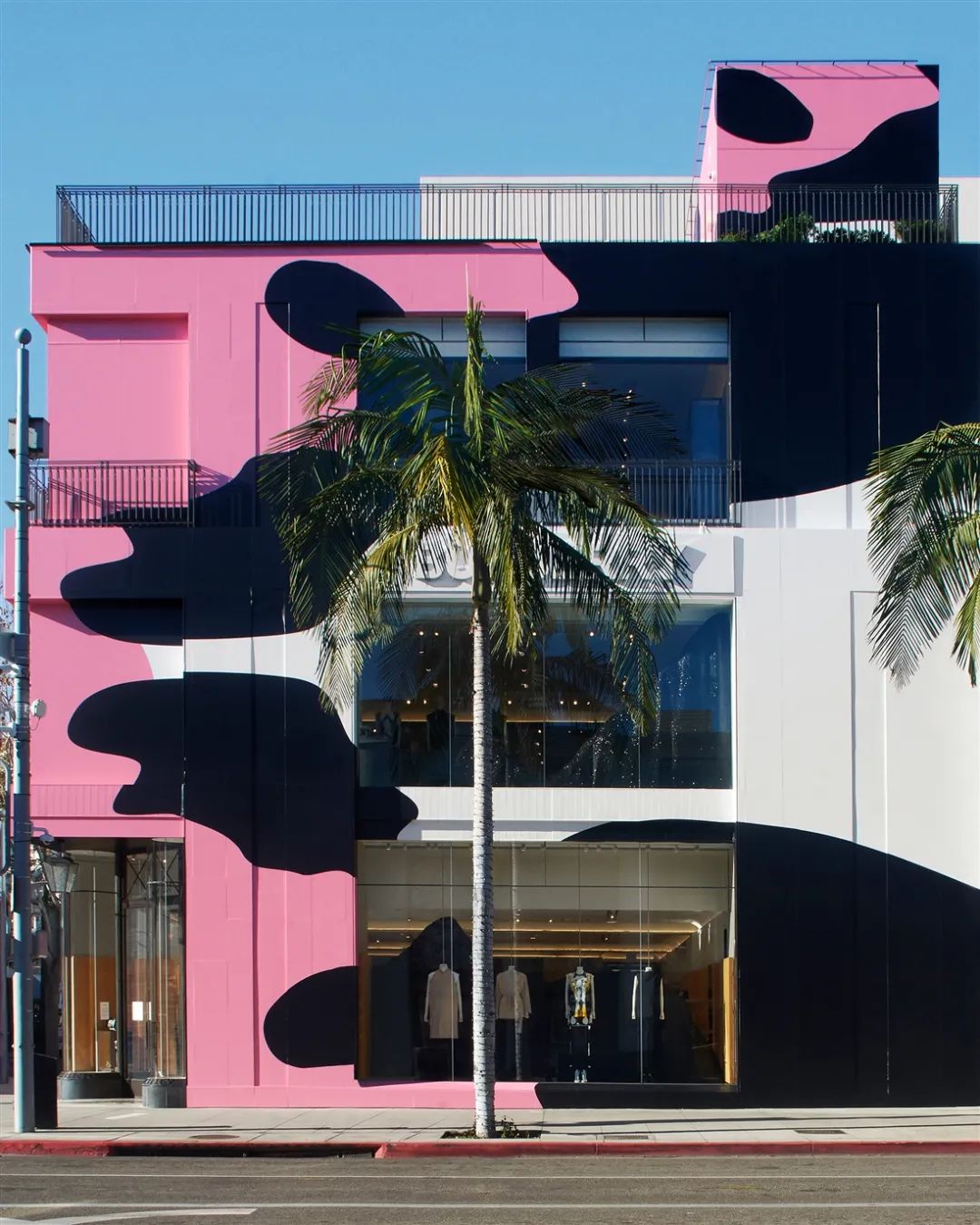 巴宝莉罗迪欧大道商店“PHYGITAL”零售可能性丨美国-12