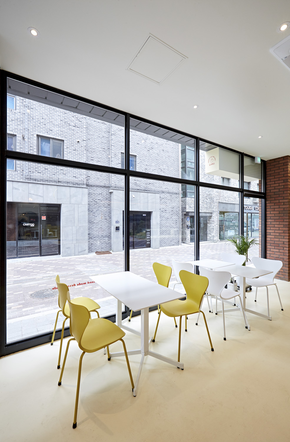 白色木屋 | 极简与自然的完美融合-12