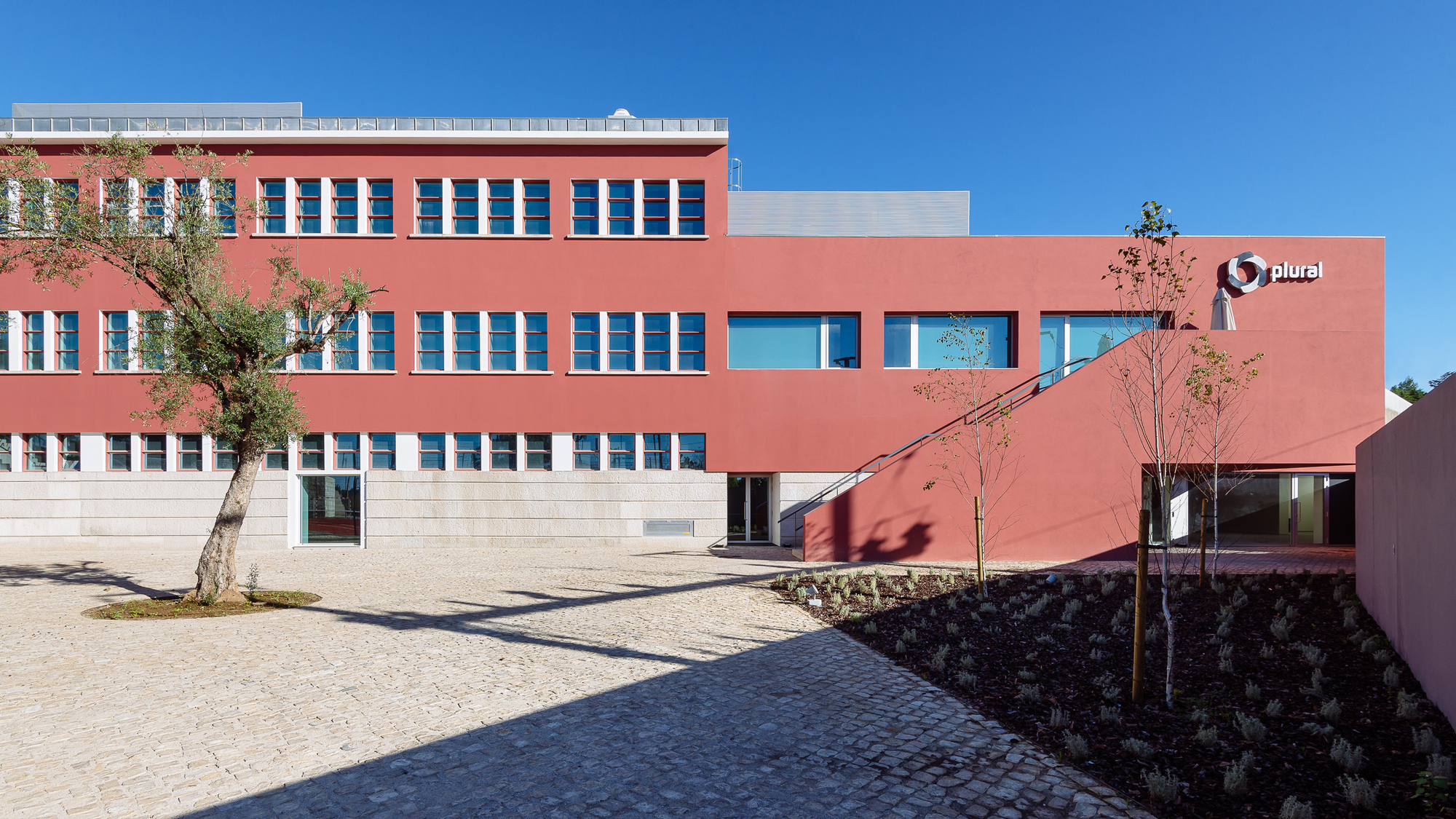 葡萄牙 Plural 药店总部物流中心,古今交融的办公建筑-45