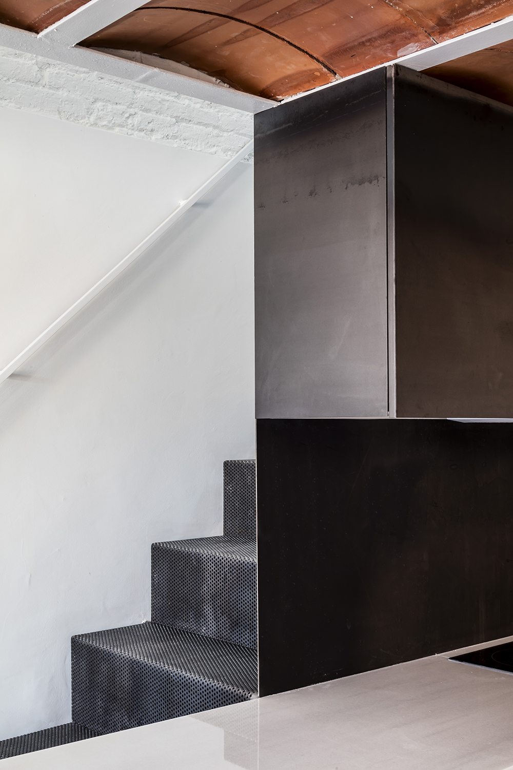 巴塞罗那阁楼变复式 | 半透明过滤器营造极简生活-10