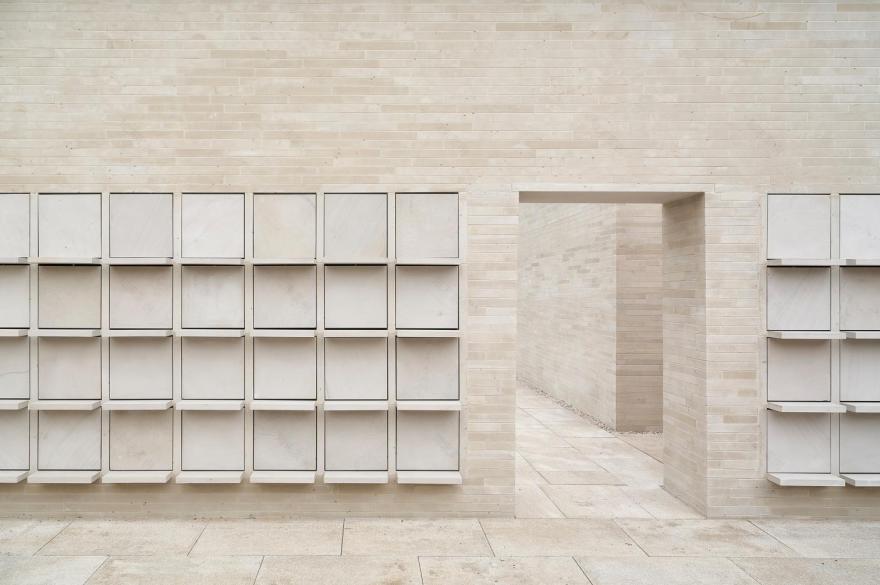 Complejo de columbarios en el cementerio municipal de Radom-17