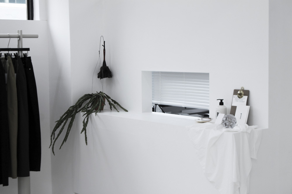 白色时尚迷你家具店设计-5