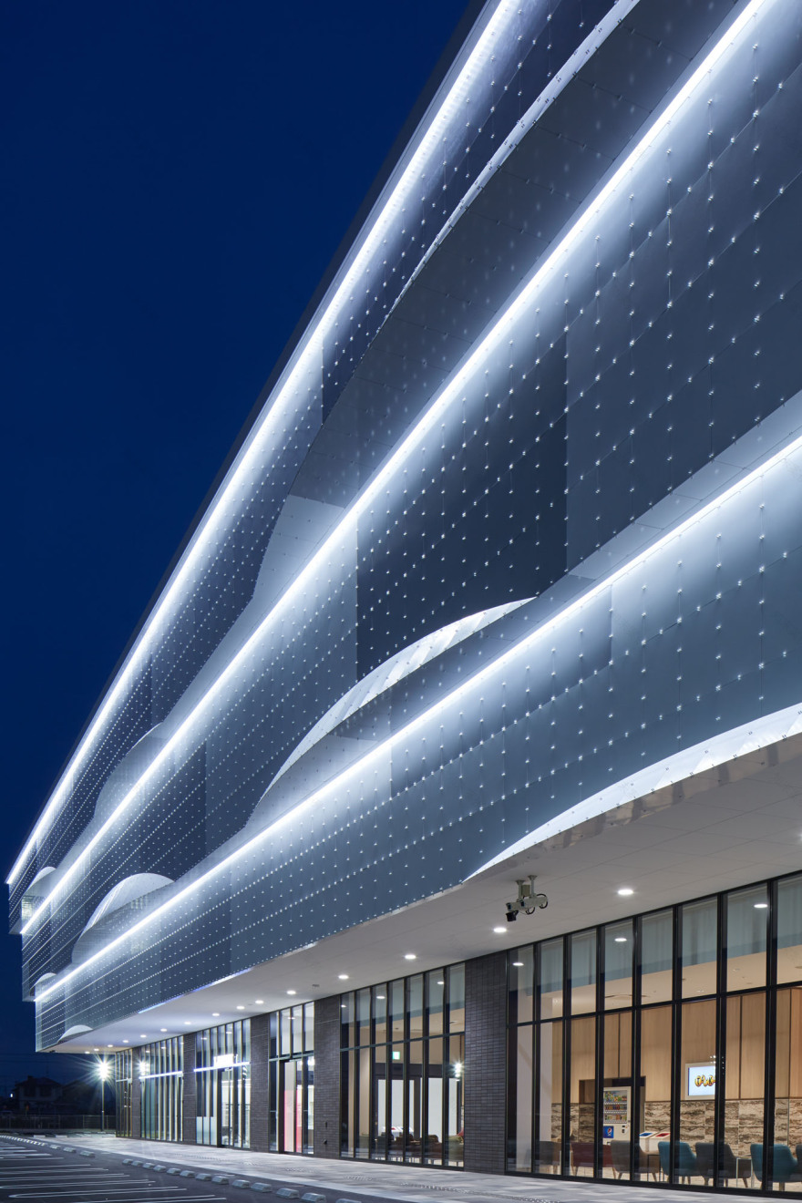 岩田太基 1333 号南美购物中心,田野中的现代标志-6