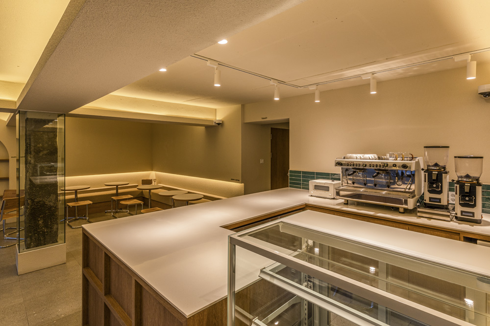 温暧的 18 坪咖啡厅设计 | 白色与木质的温馨空间-11