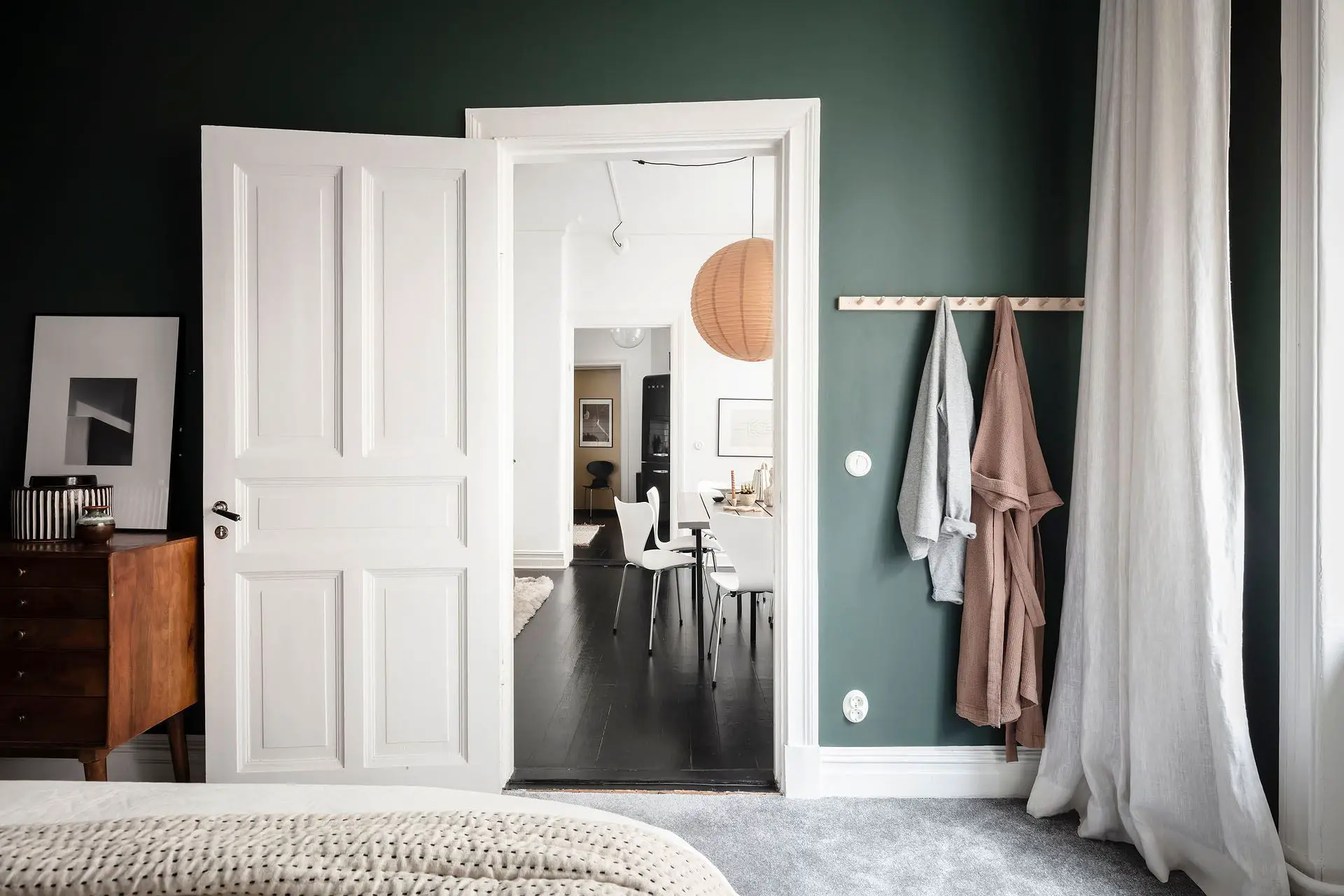 一墙绿意 | 打破中性空间的独特设计-12