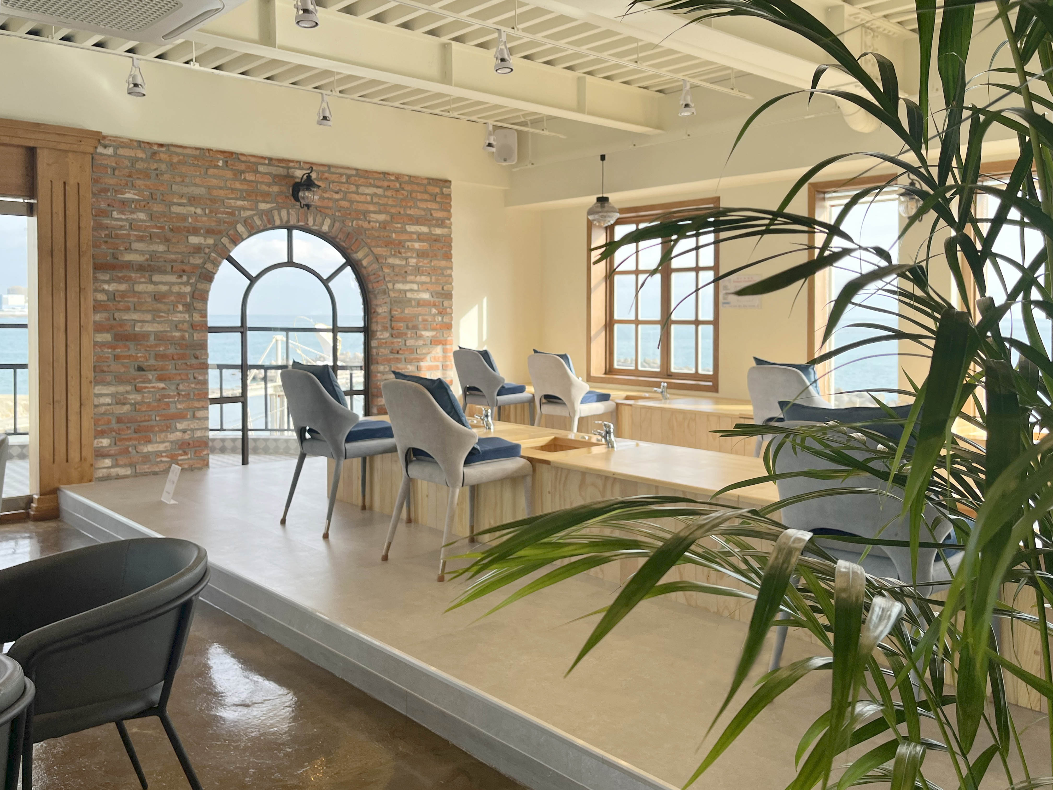 现代极简主义 | 韩国 84 平小户型咖啡厅设计-3