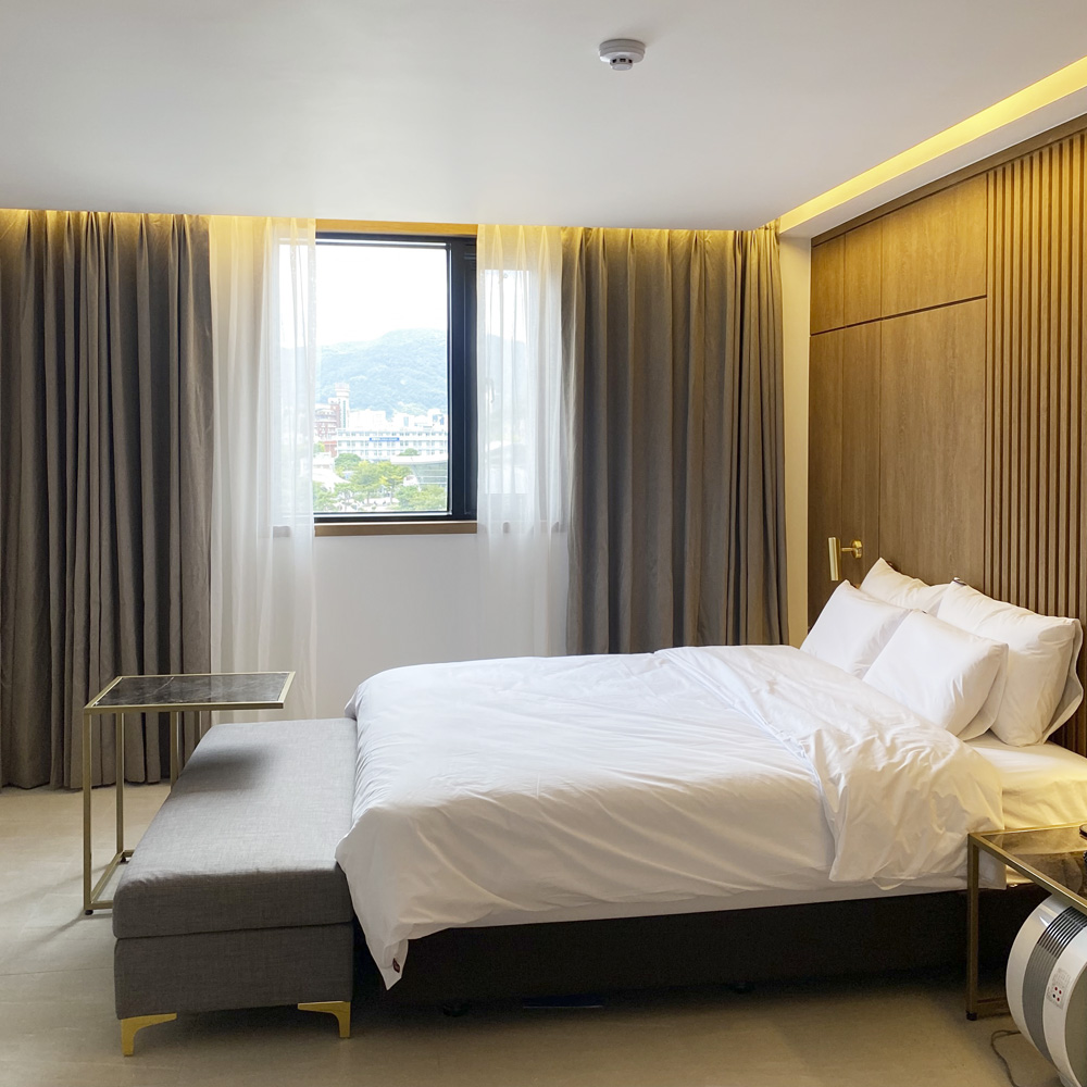 简约酒店设计典范 | 白色木纹诠释温馨空间-11