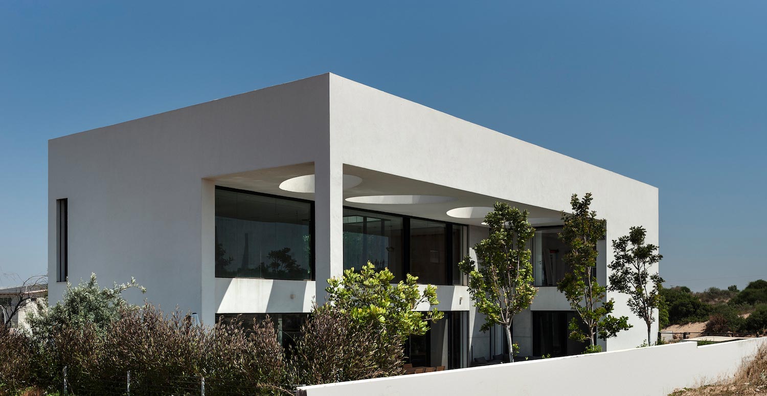 A mix of opposing colors that create contrast and drama among the volumes by Hila and Dan Israelevitz   CAANdesign  Architecture and home design blog-4