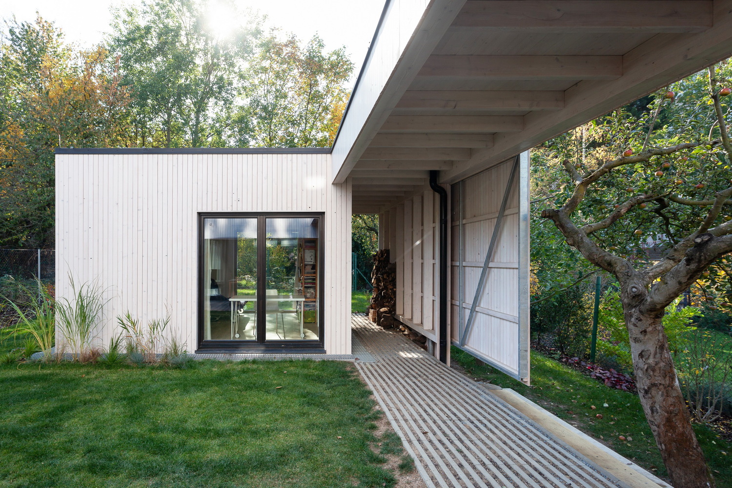 布拉格城市绿洲 · 家庭住宅与后院书房的共生设计-35