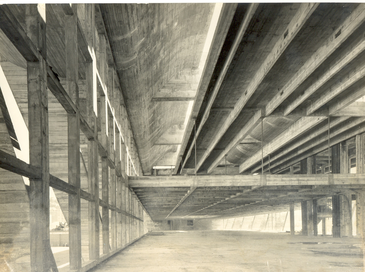 巴西里約熱內盧現代藝術博物館：建築大師 Affonso Eduardo Reidy 採V形柱列、懸吊樓板，打造現代主義建築經典 | FAM-65