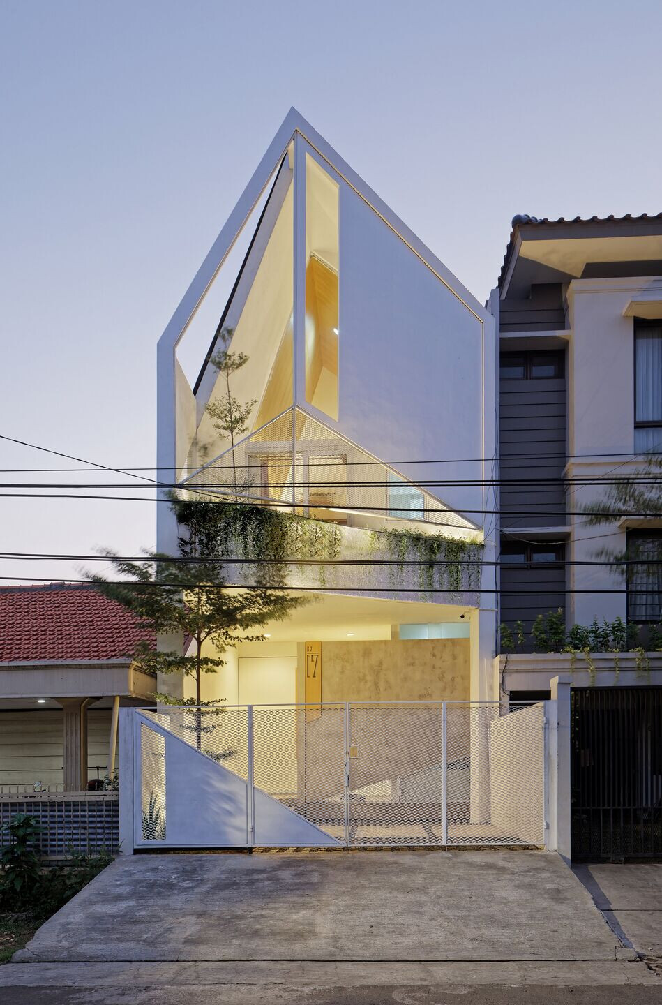 印尼狭地住宅，三角天花板创造宽敞空间-18