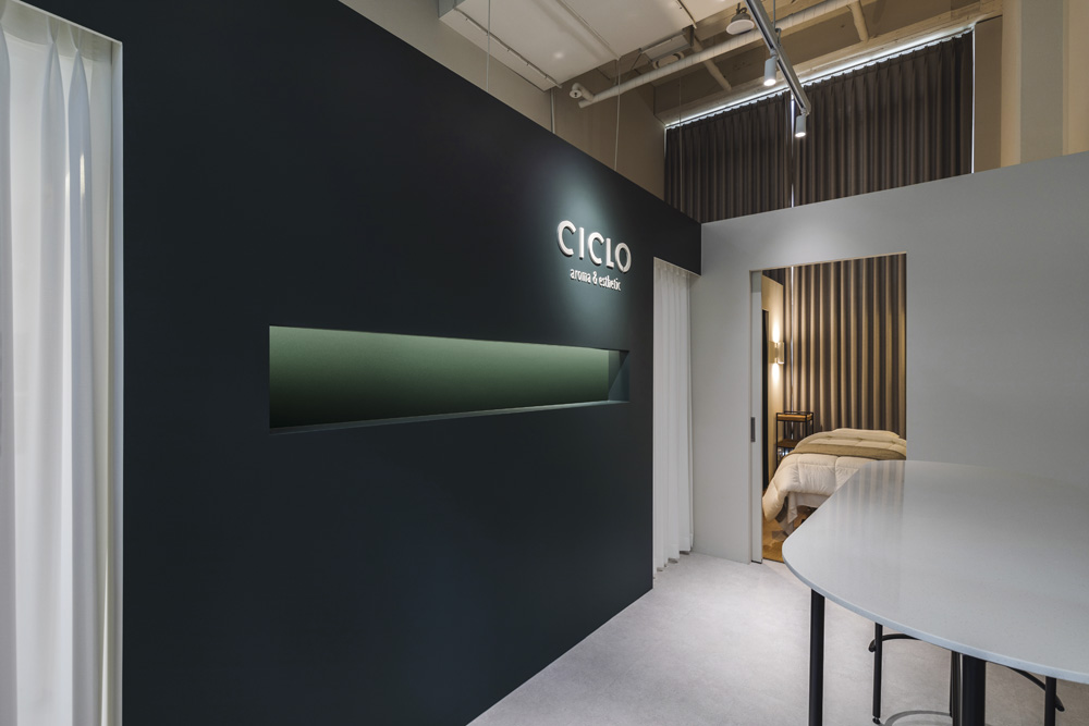 时尚高级的 10 坪美妆店设计-4