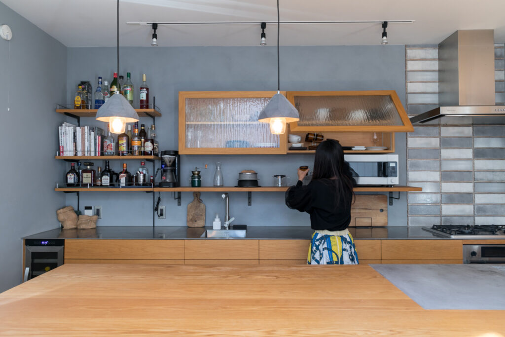 薪ストーブのあるピットリビング　外とのつながりがくつろぎを生む “共有”の空間と時間を作る家 | Style of Life | 100%LiFE-10